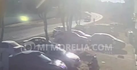 Difunden video de mujeres en moto impactadas por vehículo de la FGE en Zacapu