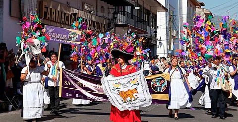 Uruapan se viste de fiesta con desfile de artesanos en el Tianguis de Domingo de Ramos