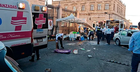 Conductor embiste puesto de tamales afuera de templo en Morelia; dos personas resultaron heridas