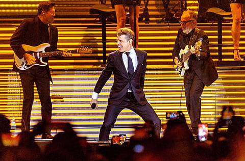 Disfruta los éxitos de Luis Miguel en concierto íntimo a la luz de las velas