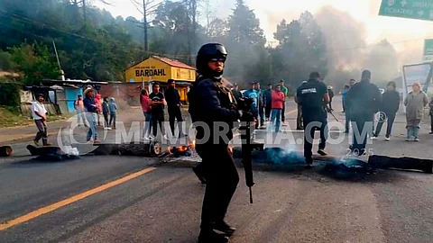 Por desaparición de joven normalista se registraron bloqueos en Morelia y Pátzcuaro