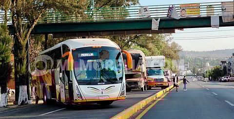 Comuneros y presuntos normalistas bloquean salida a Pátzcuaro