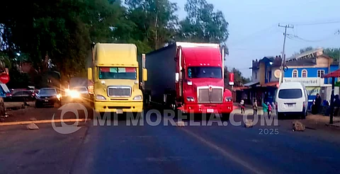 Michoacán: reportan que joven fue "levantado", bloquean carretera; pero andaba tomando