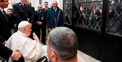 Papa Francisco visita cárcel en Roma y ora con reclusos en Jueves Santo