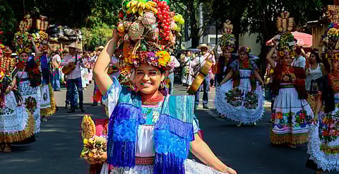 Vive el tradicional desfile de las aguadoras en Uruapan