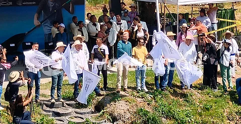 Alfredo Ramírez Bedolla da banderazo de la tradicional Regata Nacional en Urandén