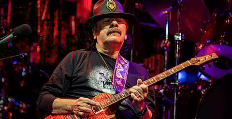 Carlos Santana pospone conciertos tras dar positivo a Covid-19