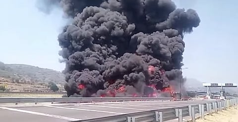 Se reporta incendio vehicular en caseta de Copándaro; piden autoridades mantener la calma