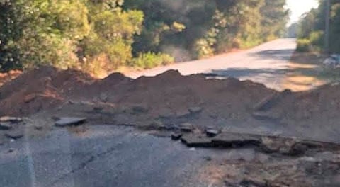 Michoacán: trozan carretera en Pichátaro tras asesinato de dos policías