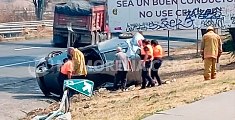 Auto vuelca en la Morelia-Salamanca; no se registran lesionados