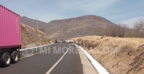 Vuelca pipa en la Siglo XXI; no hay paso