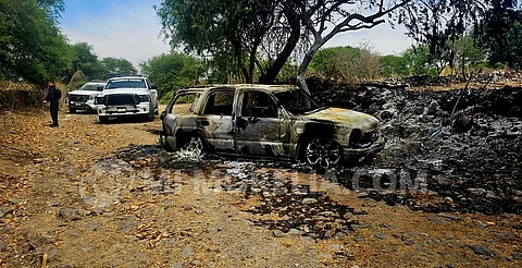 Hallan 2 cadáveres dentro de camioneta quemada en paraje de Cuitzeo, Michoacán