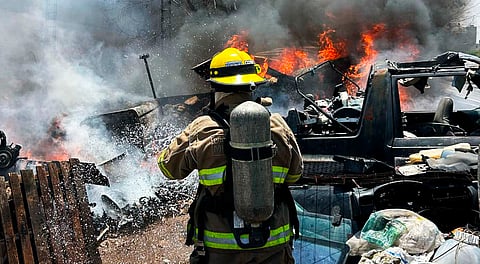 Arde en llamas deshuesadero en Morelia