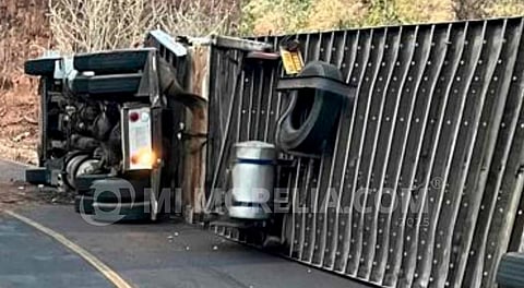 Mueren cuatro personas aplastadas por tractocamión en carretera de Michoacán