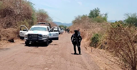 Tras agresión a policías, detienen a tres y aseguran armas y explosivo en Apatzingán