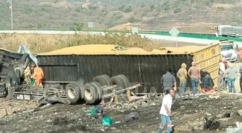 Vuelca tráiler cerca de la caseta de cobro de Copándaro de Galeana