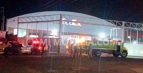 Bomberos atienden conato de incendio en bodega de FedEx, en Morelia
