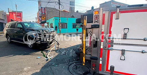 Camioneta de carga vuelca tras choque en Morelia
