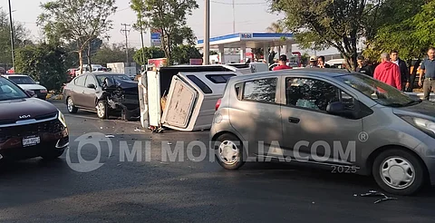Vuelca camioneta en el periférico de Morelia