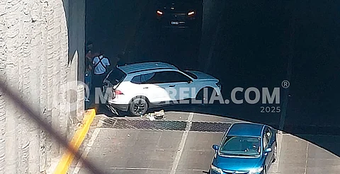 Camioneta accidentada en túnel de salida a Charo, habría sido chocada por otro auto que huyó