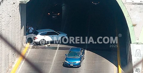 Camioneta se impacta en túnel de salida a Charo