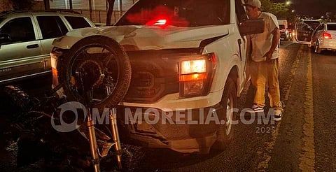 Choque deja un motociclista herido en la Madero Poniente; unidad policial está involucrada