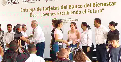 Entregan más de mil becas de “Jóvenes Escribiendo el Futuro” en Michoacán