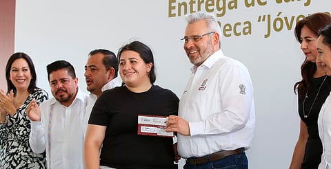 Entrega Bedolla tarjetas de la beca Jóvenes Escribiendo el Futuro