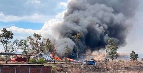 Se registra fuerte incendio en corralón de salida a Salamanca