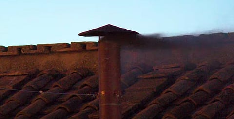 ¡No hay papa todavía! El humo negro cubre la Capilla Sixtina en el Vaticano