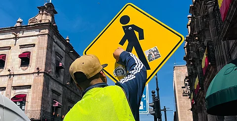 ¡Adiós stickers! Limpian señaléticas en centro de Morelia
