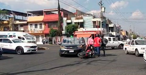 Se registra choque entre automovilista y motociclista en la avenida Décima de Morelia