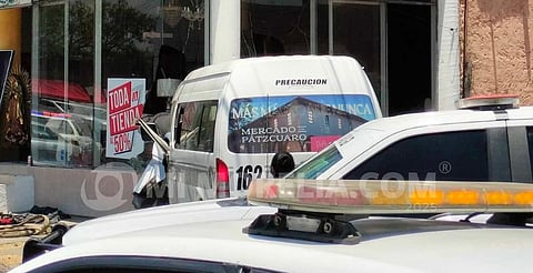 Identifican al chofer muerto tras choque de combi en Morelia