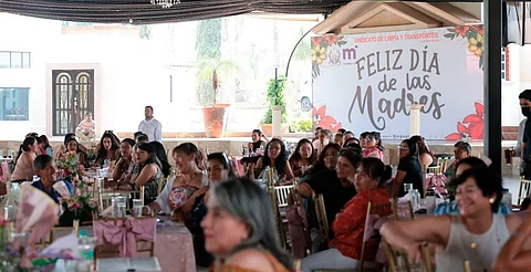 Festeja Alfonso Martínez a madres del Sindicato de Limpia y Transportes
