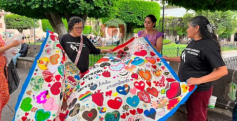 Con hilo y manta, madres buscadoras convierten el 10 de mayo en un acto de lucha y memoria