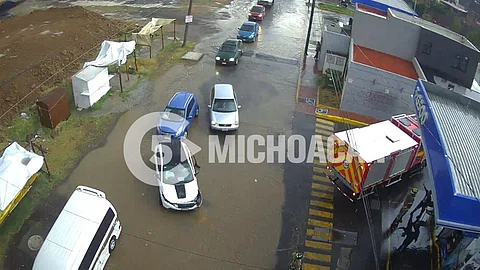 Chocan tras fuerte lluvia en Morelia