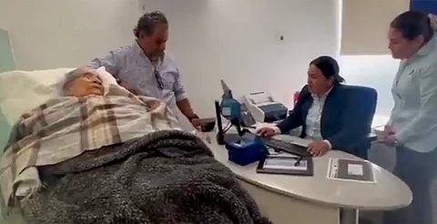 Banco obliga a mujer de 96 años a ir en camilla para cobrar pensión