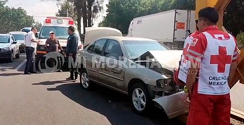 Auto se estrella contra puente peatonal al norte de Morelia; camión lo habría provocado