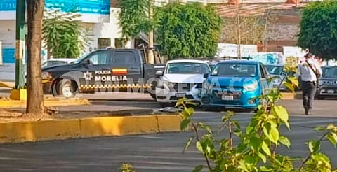 Chocan 2 autos sobre Calzada La Huerta, en Morelia