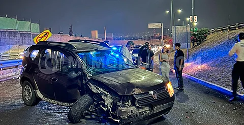 Camioneta se impacta contra barrera contención en salida a Mil Cumbres
