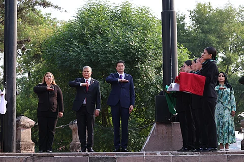 Encabeza Alfonso Martínez Alcázar, Izamiento de banderas por 484 Aniversario de Morelia