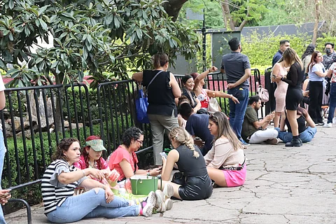 ¡Largas filas! Fanáticos esperan a María José y Mar Solís en Ceconexpo