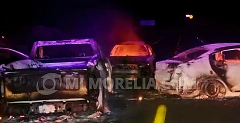 Mientras dormías: queman 3 autos en la carretera Huetamo-Ciudad Altamirano