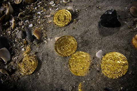 Hallan tesoro bajo el mar de Israel: 2 mil 670 monedas de oro
