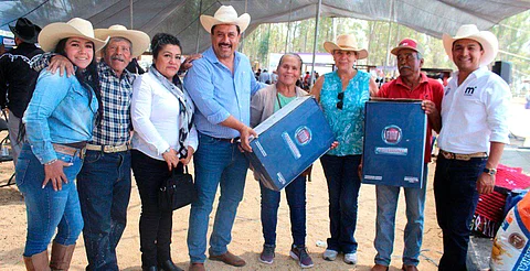 Entrega de agroinsumos, cabezas de ganado, alevines y herramientas