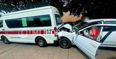 Choque de combi contra auto deja 8 personas lesionadas en Morelia