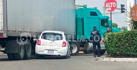 Auto choca contra tráiler en acceso a Plaza La Huerta, en Morelia; no hay lesionados