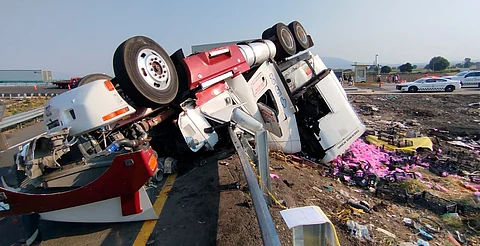 Tráiler vuelca llegando a caseta de Copándaro, Michoacán; hay un muerto