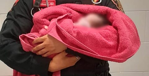 Gracias a su llanto, rescatan a bebé abandonado en bote de basura en tienda de CDMX