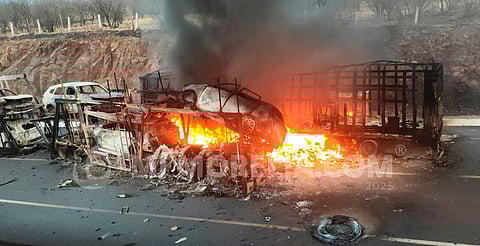 Choque de nodrizas deja 10 vehículos reducidos a chatarra en la Siglo XXI